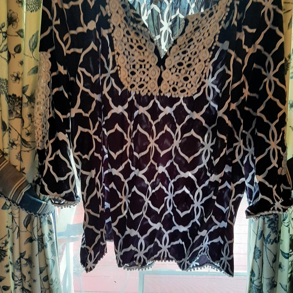 3x Crown and Ivy lace trimmed top